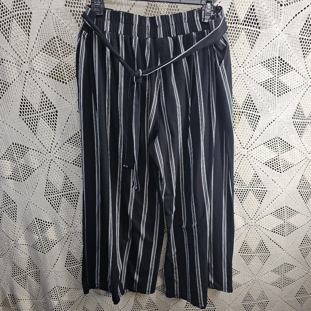 Studio 253 size XL capri wide leg elastic waist black with white stripes pants
